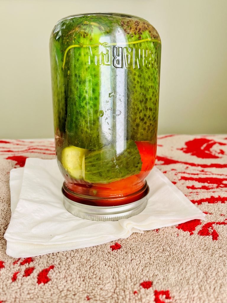 make the pickling brine, pour into the jar, seal the lid and invert the packed jars