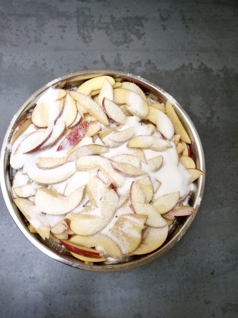 Layer apples with sugar and set aside for 12 hrs.