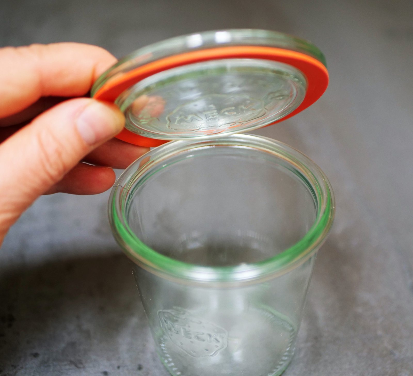 cover the WECK Mold Jar with a lid, gasket attached