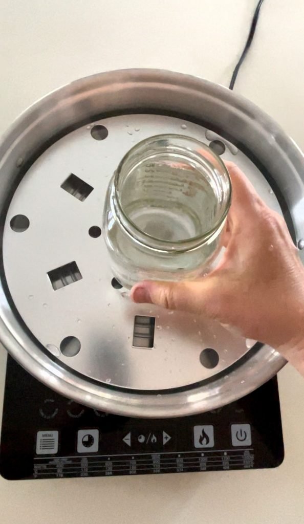  jar filled with water is placed on the rack of steam canner 