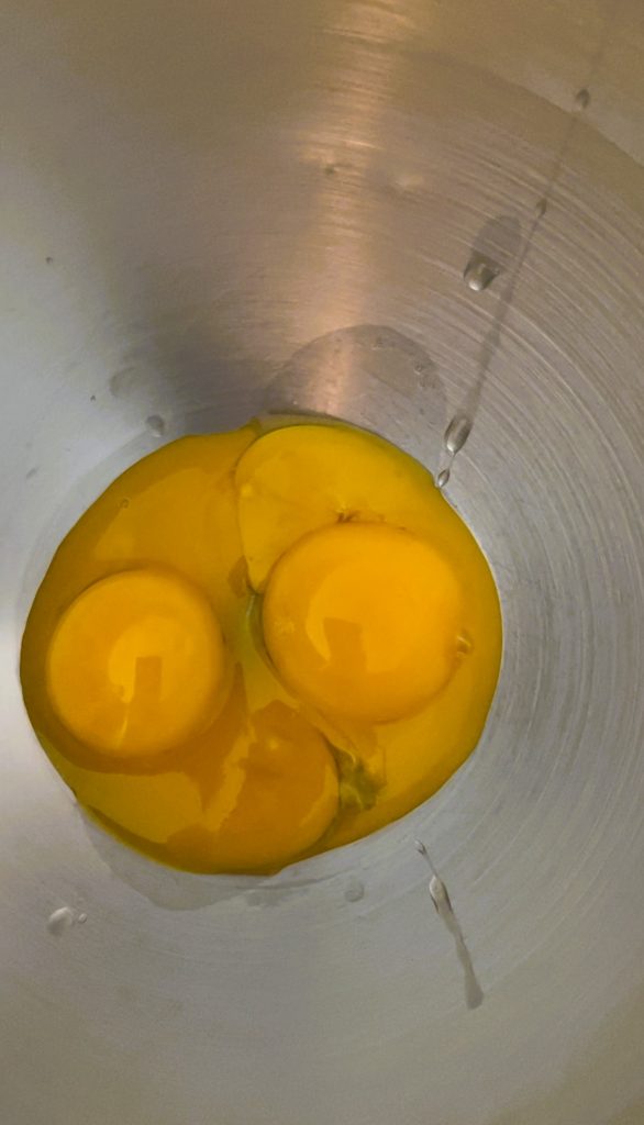 use egg yolks to make aioli