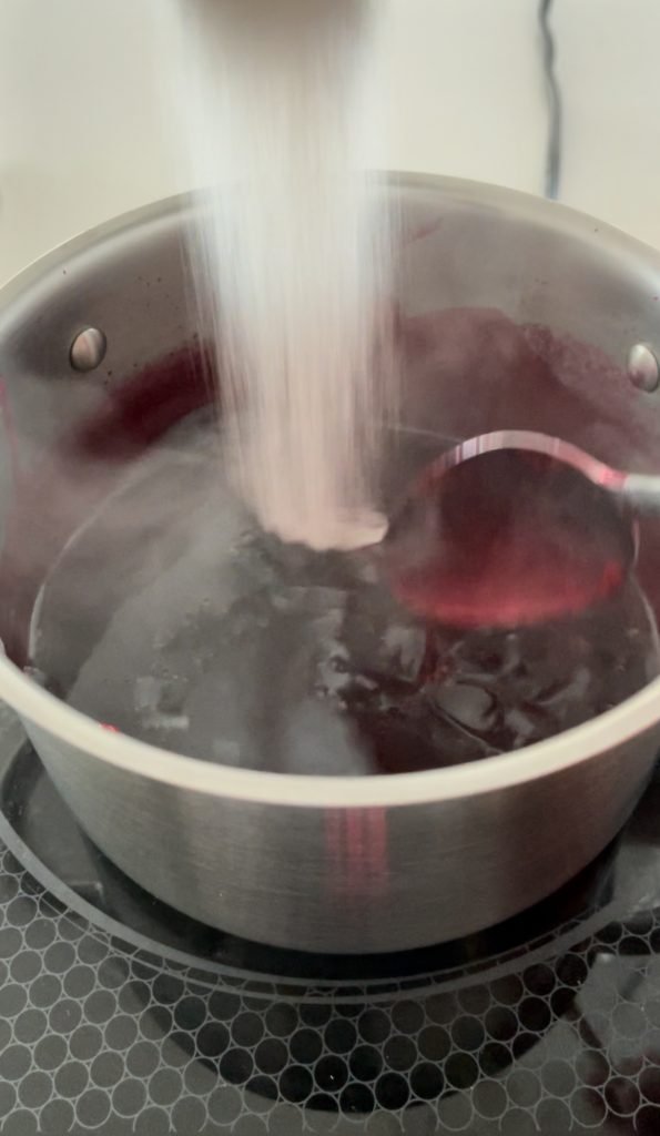 bring currants and jostaberry syrup to boil and add pectin-sugar mixture