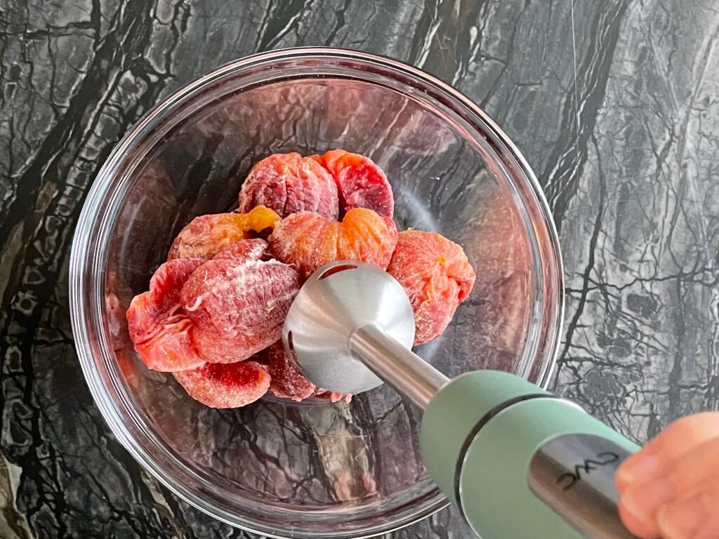 no need to separate oranges into segments before blending them with a handheld blender