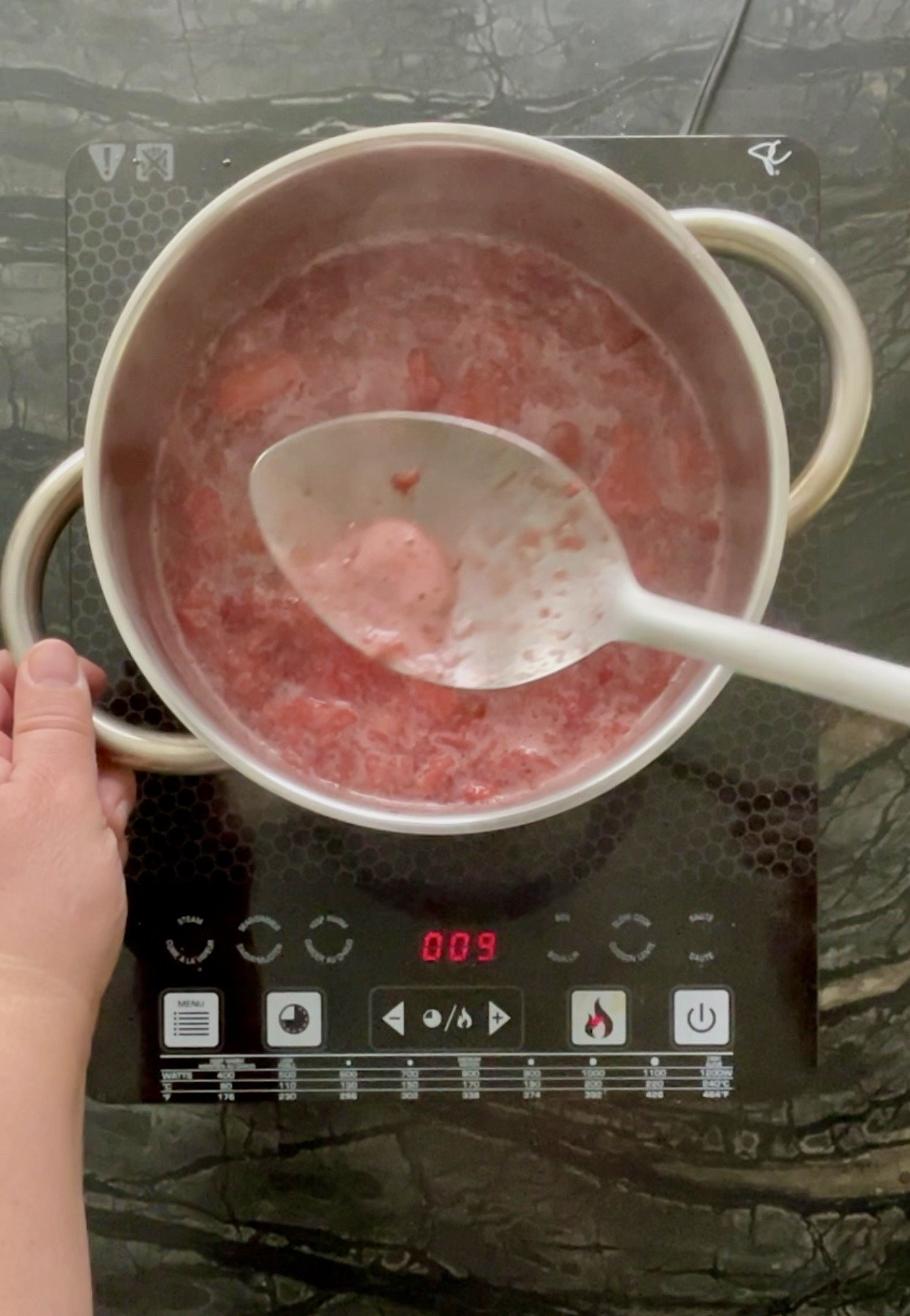 remove white foam from the surface of the cooking jam