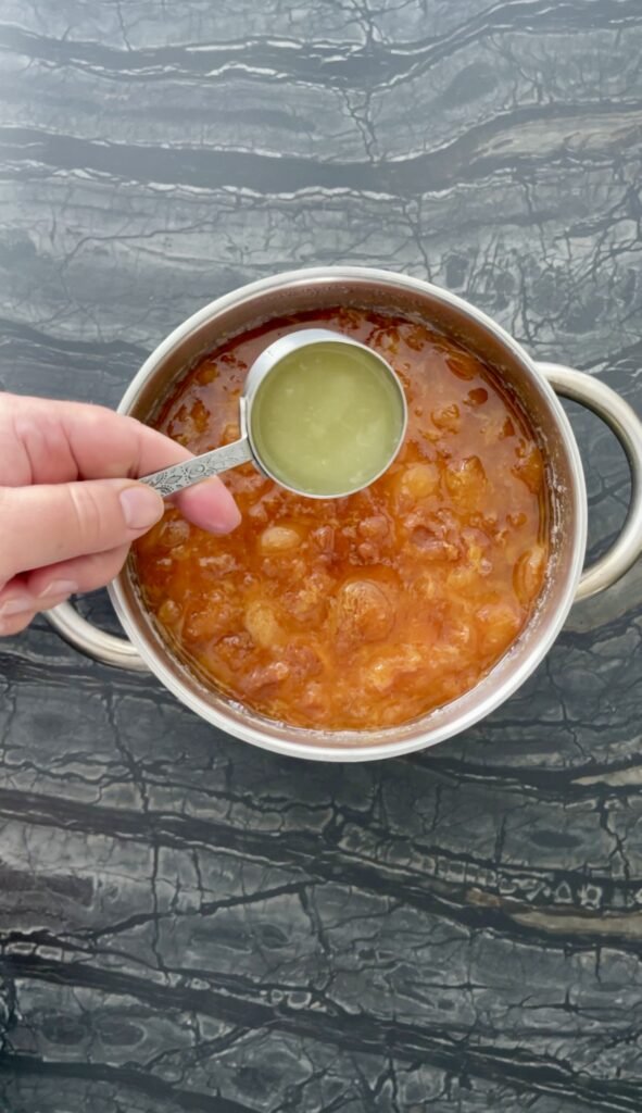 add lemon juice to the macerated plums