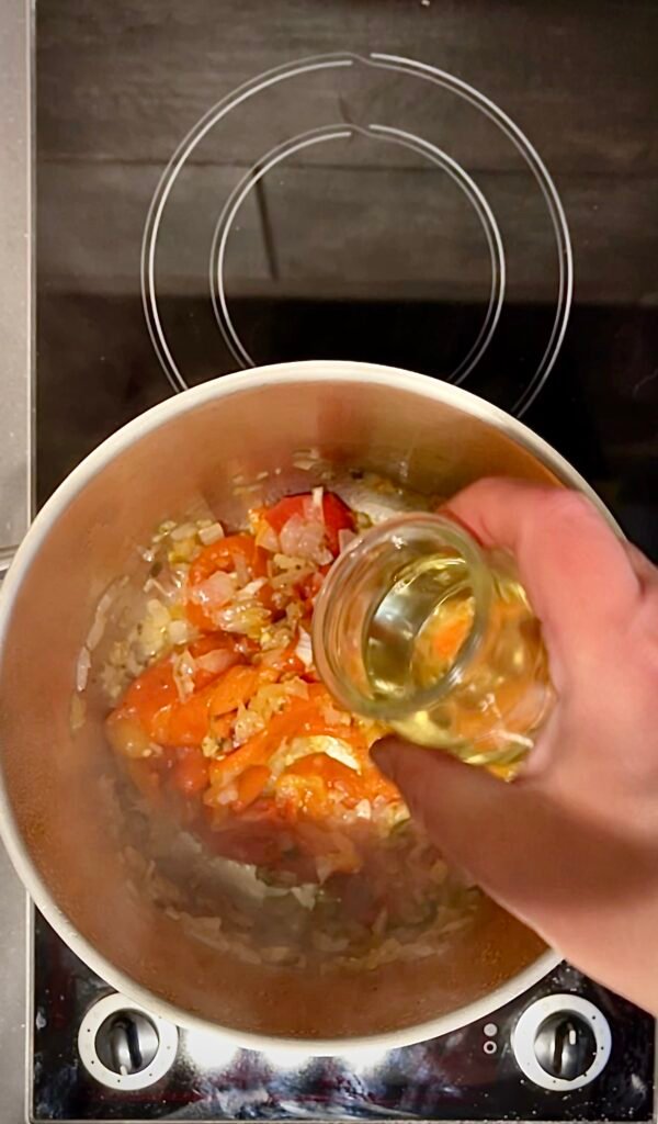 wedde-glaze the soup mixture with wine