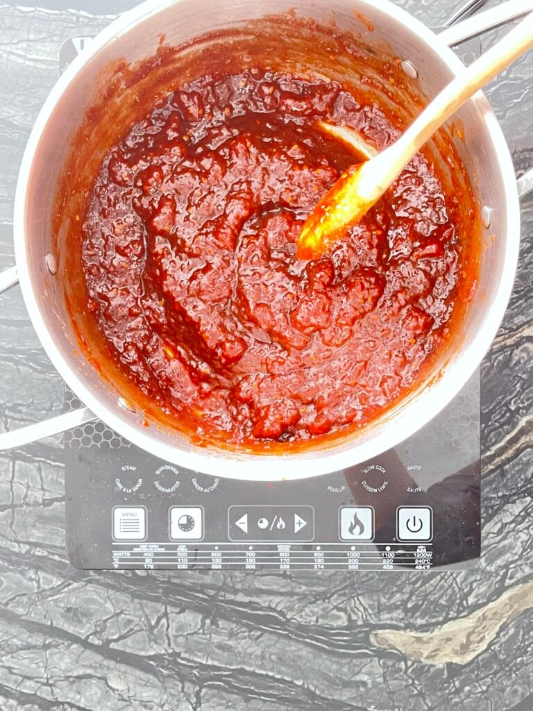 Tomato jam mixture in its final stage of reduction